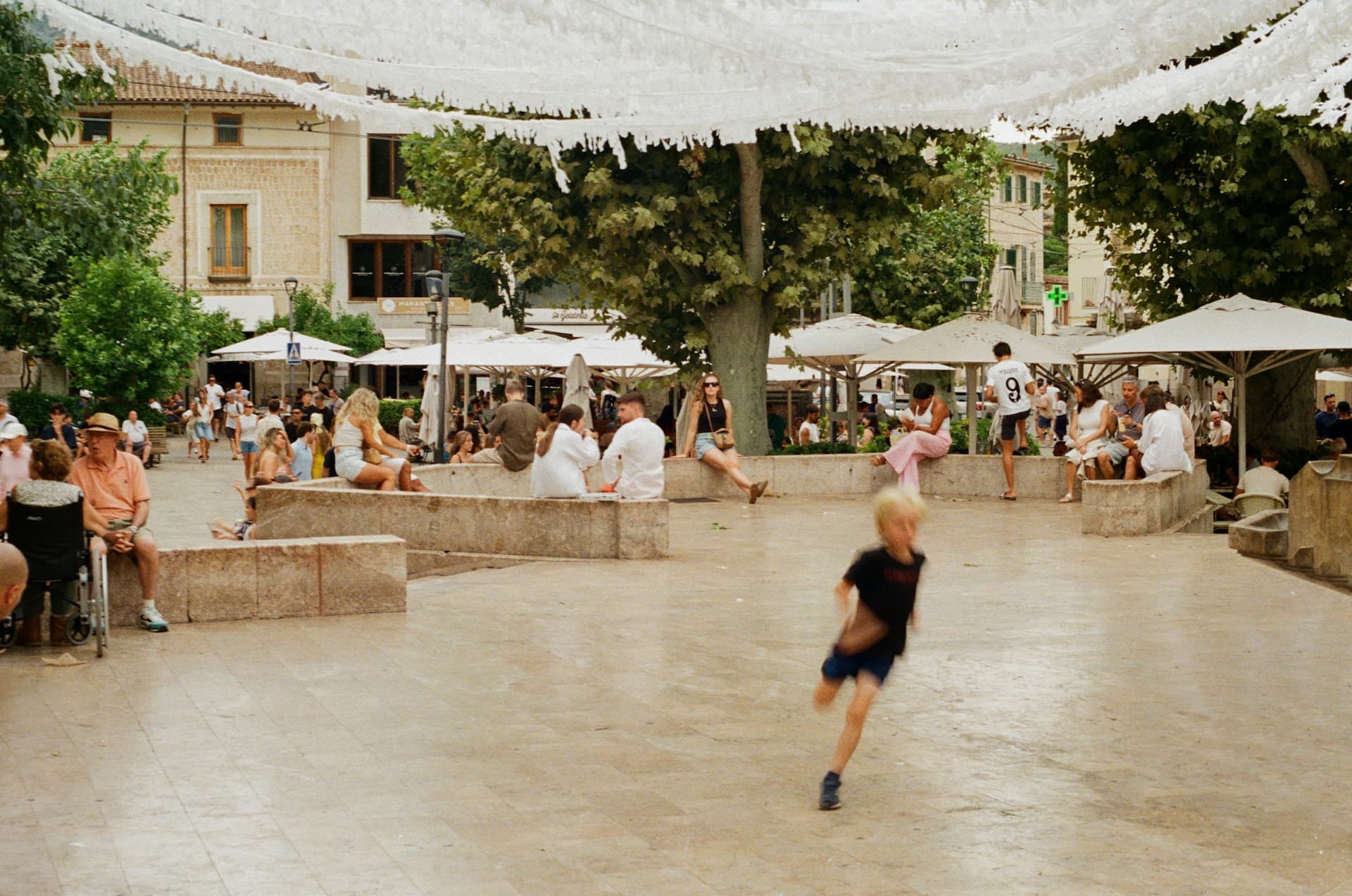 Bambini che giocano in una piazza italiana - vacanza in famiglia a Castelbuono