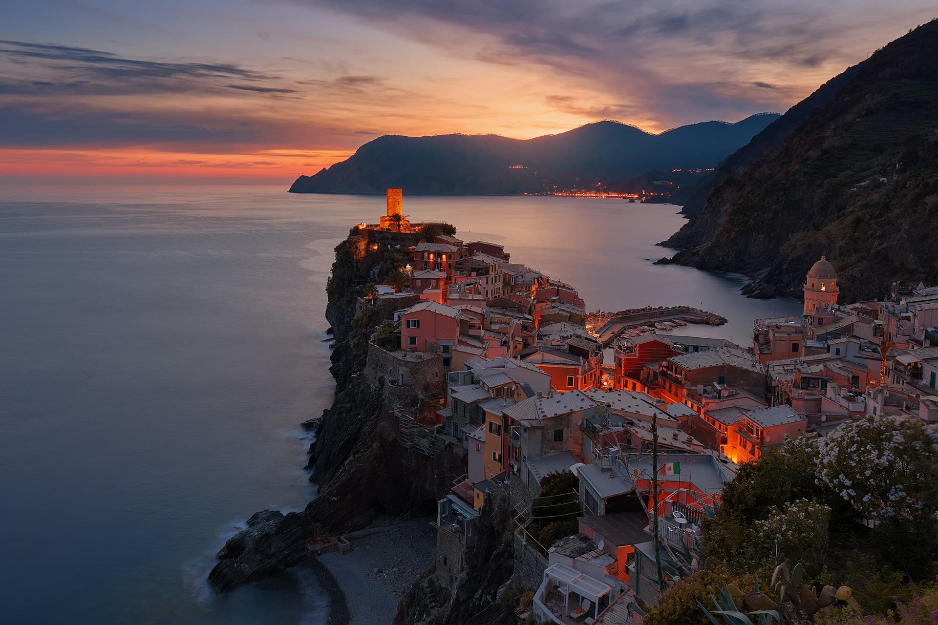 Borgo medievale italiano al tramonto - Hotel Paradiso delle Madonie